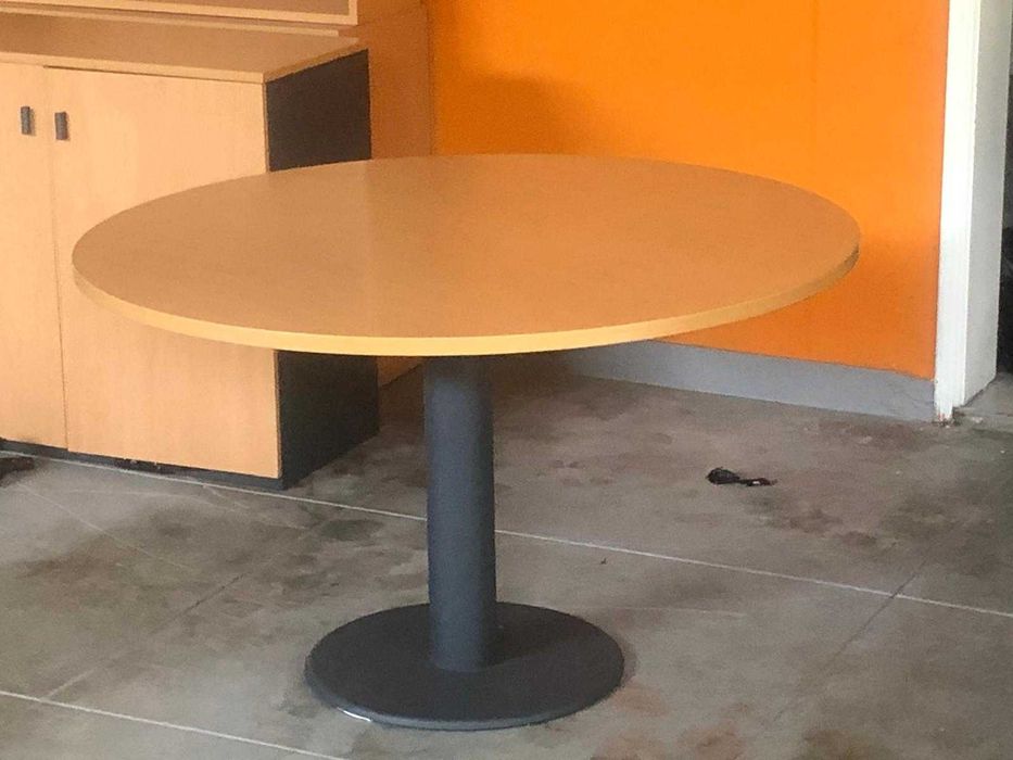 Mesa de trabalho + quatro cadeiras