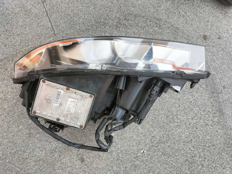 Volvo XC90 I lampa prawa xenon