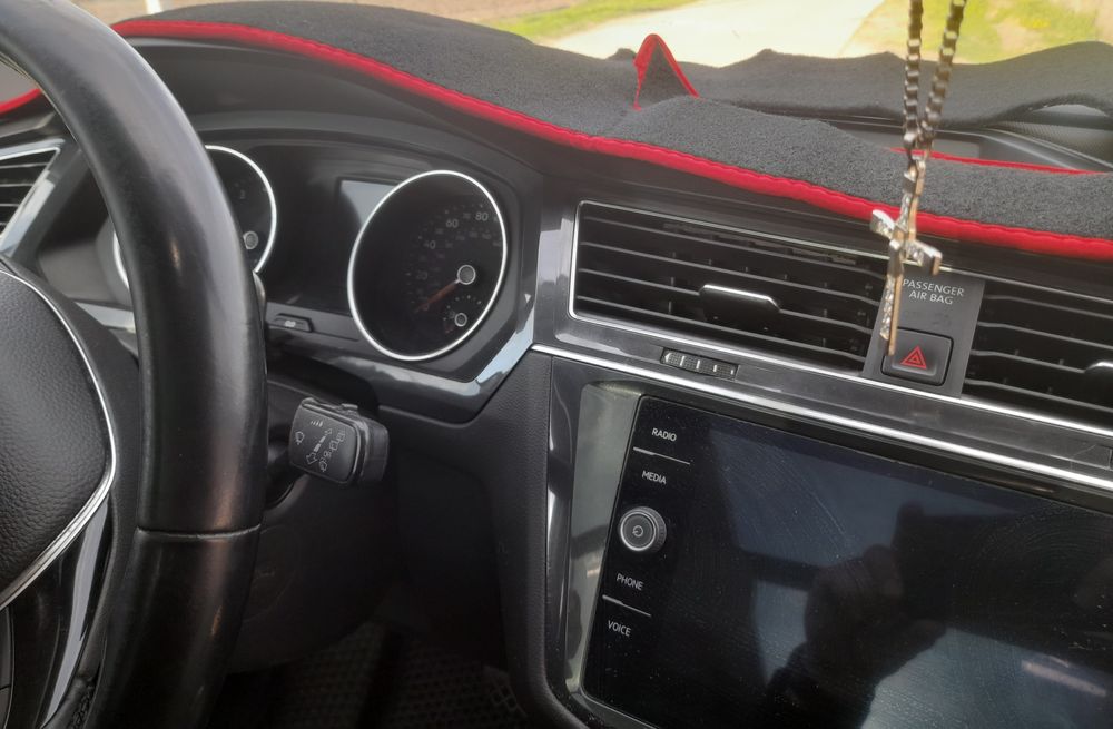 Килимок,коврик,накидка на панель приладів ,торпеду  volkswagen  VW Tiguan МК 2 R-Line 2017-2022  років  Автомобільний  аксесуар  покриття від сонця.