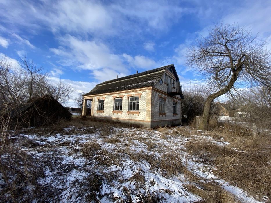 Продам гарний будинок в мальовничому селі