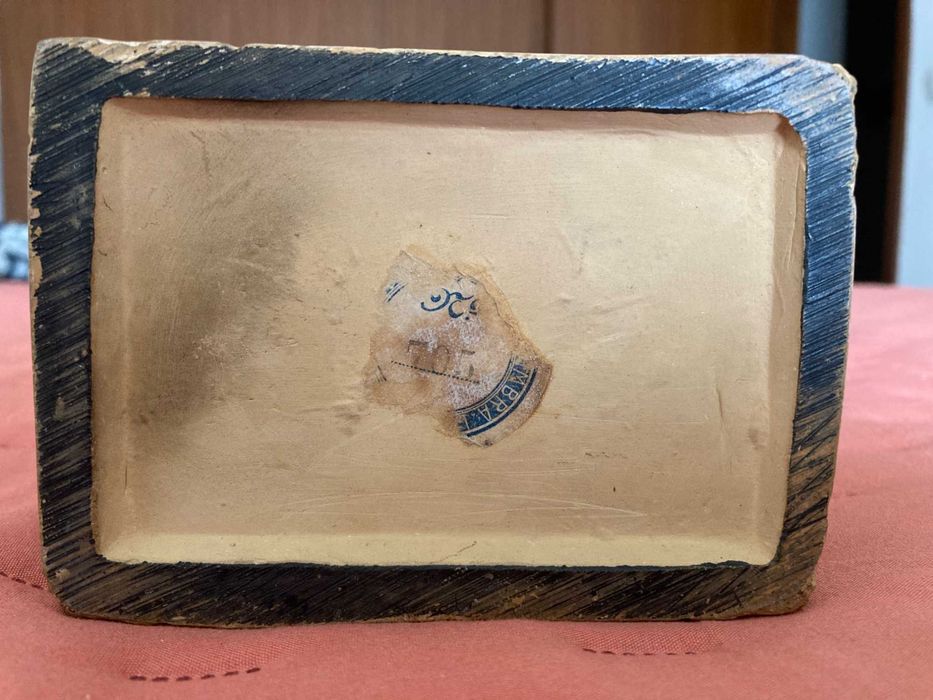 Estátua religiosa menino em oração com terço