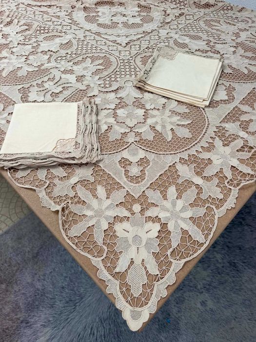 Toalha de Mesa em Linho com Renda Veneziana