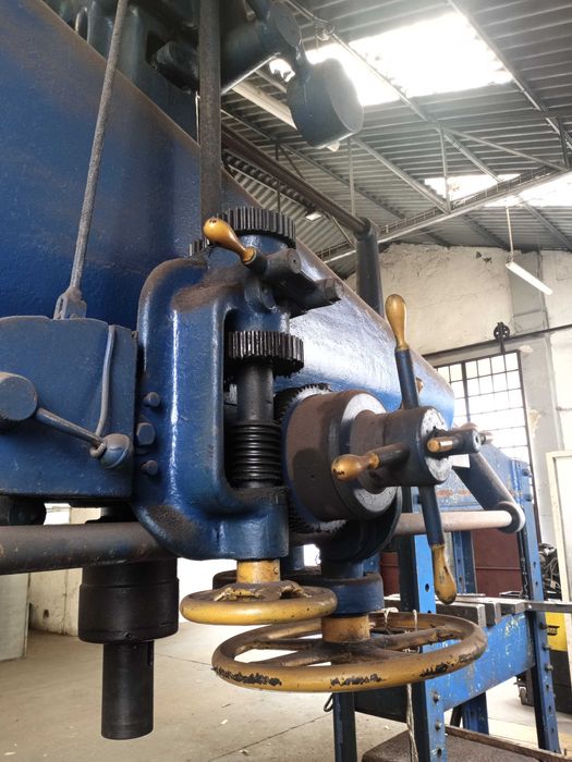 Máquina de Furar Radial