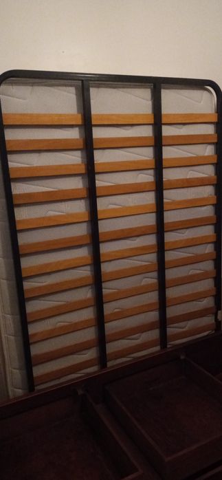 Cama em madeira maciça