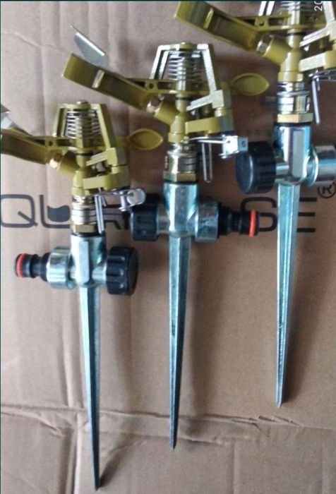 Дождеватель металлический пульсирующий на мет. ножке импульсный