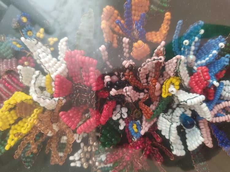 moldura com arranjo floral em missangas