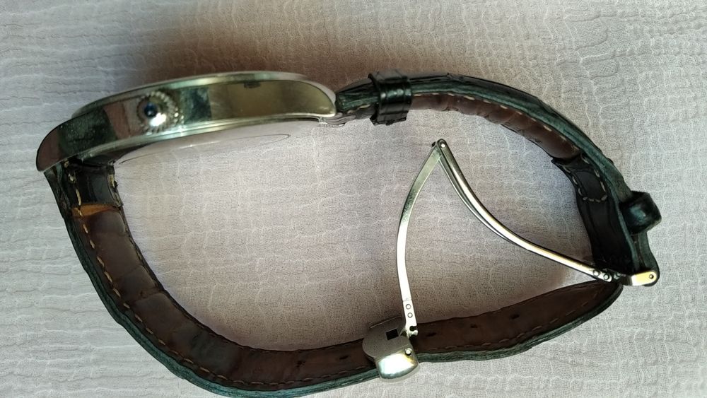 Часи швейцарськие Pineider.