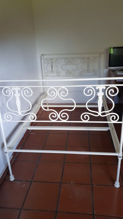 Cama de ferro branca