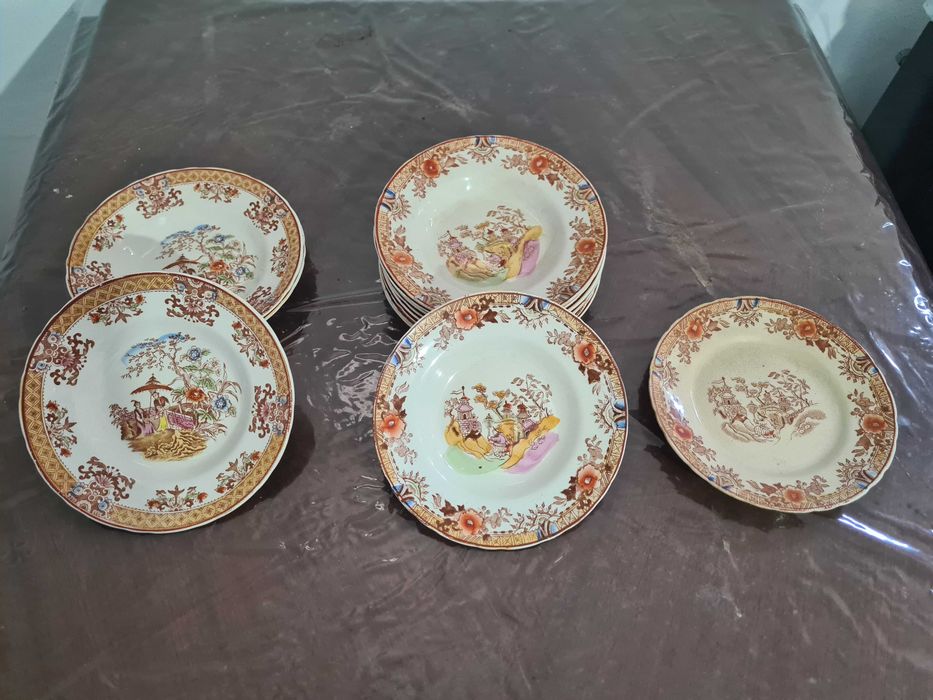 Conjunto de 20 pratos em louça antigos