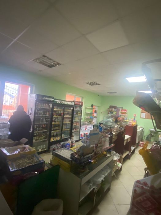 Діючий магазин з кафе з великою земельною ділянкою.
