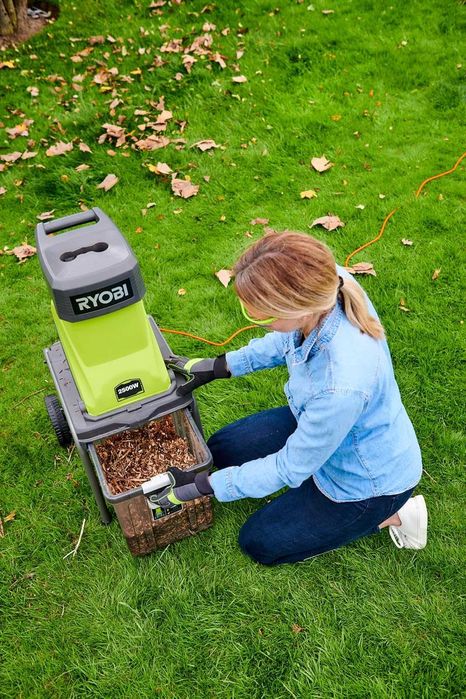 подрібнювач дробарка садовий для рослин RYOBI RSH2545B - двигун 2500Вт