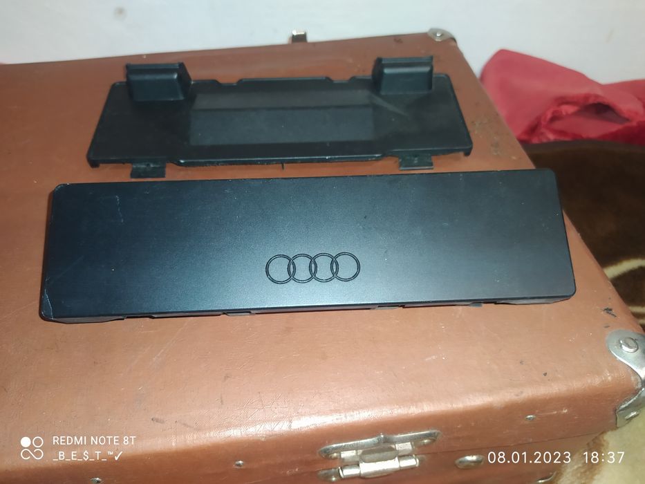 Крышка на панель автомобиля