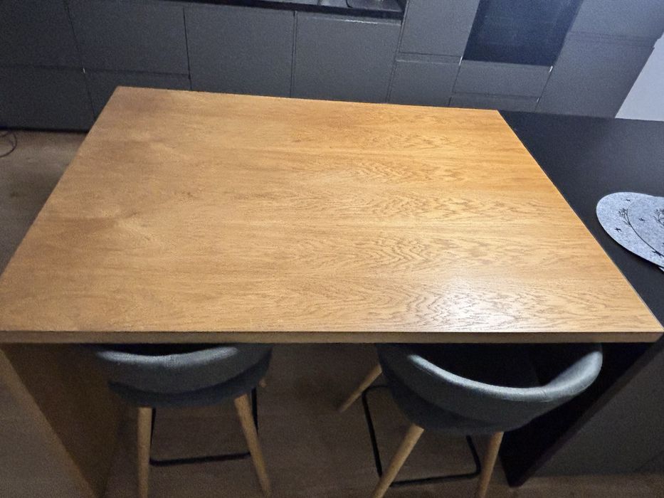 Wyspa kuchenna z hokerami