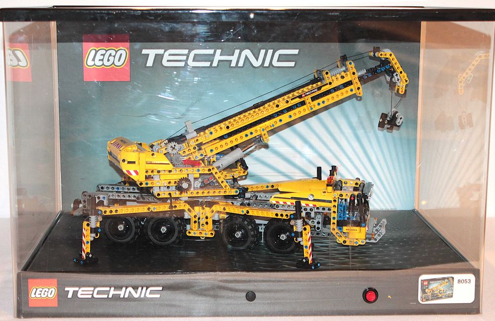 LEGO Gablota Technic z zestawem 8053