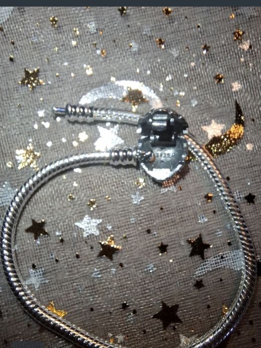 Pulseira prateada para berloques