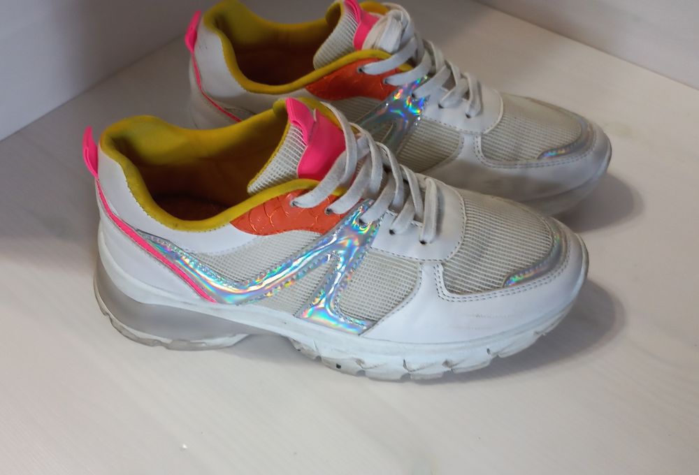 Жіночі кросівки  39р.