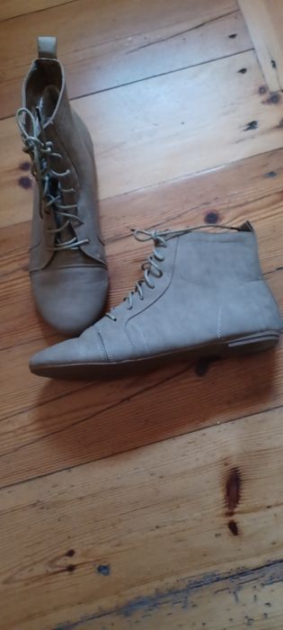 Sznurowane botki  Caroline