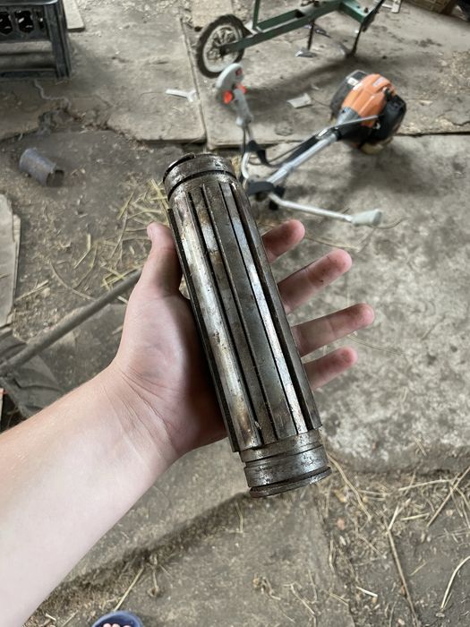 Вал шліцевий варіатора молотарки комбайнів MF