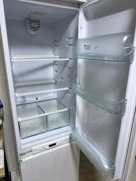 Frigorifico encastre hotpoint ariston com cerca de 8 anos de utilizaca