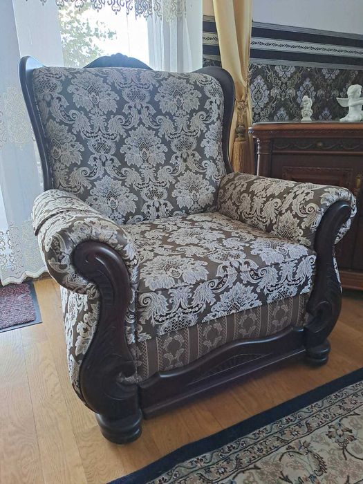 Продаю два б/в м'яких крісла у відмінному стані.