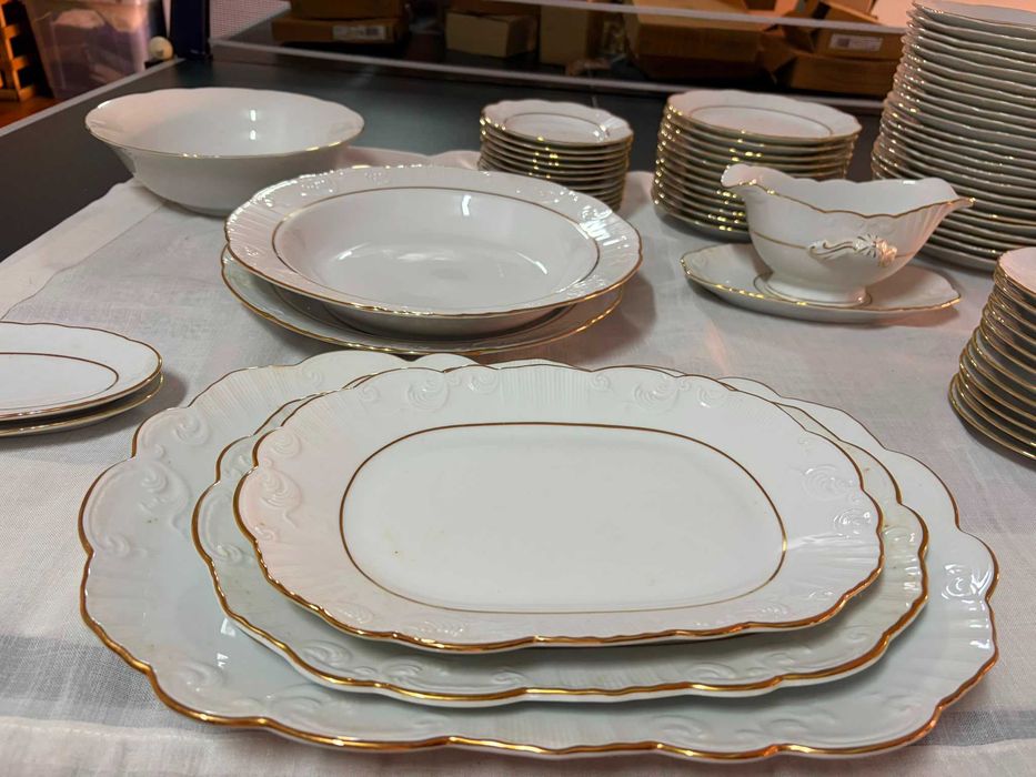 Serviço jantar Vista Alegre porcelana branca e filet ouro 97peças Mouzinho obidos