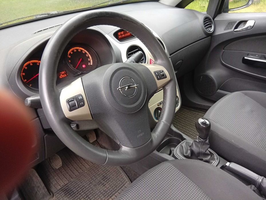 Opel corsa 1.2 rok 2010