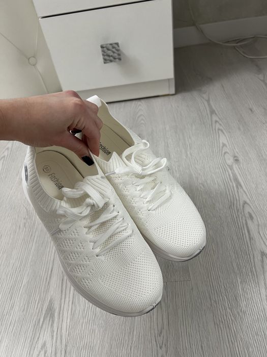 Нові Білі кросівки Skechers