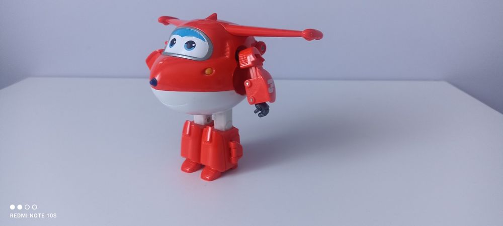 Transformująca się figurka Super Wings Dżetek(Jett).
