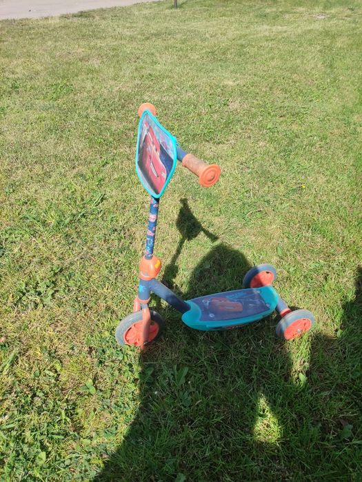 Hulajnoga trójkołowa