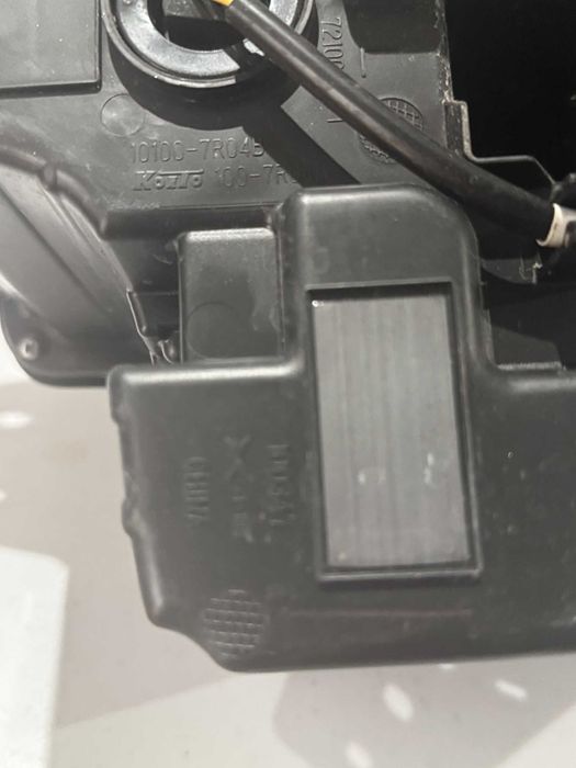 XPENG P7i - LED Frontal Esquerdo - Usado com pequeno arranhão