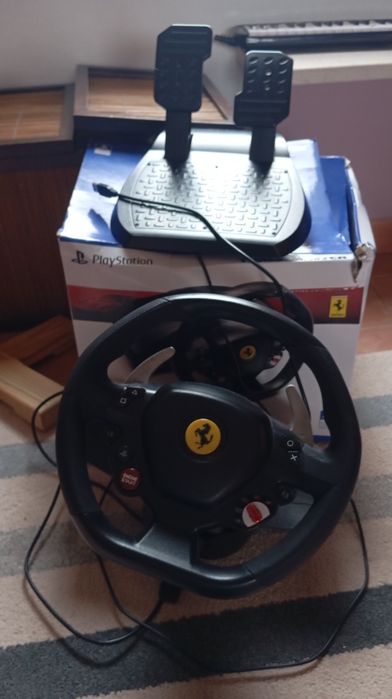 Volante thrustmaster para PlayStation 4 e 5 com jogo incluido