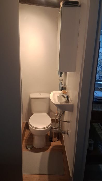 Arrenda-se T0, espaço muito pequeno, colado a moradia.