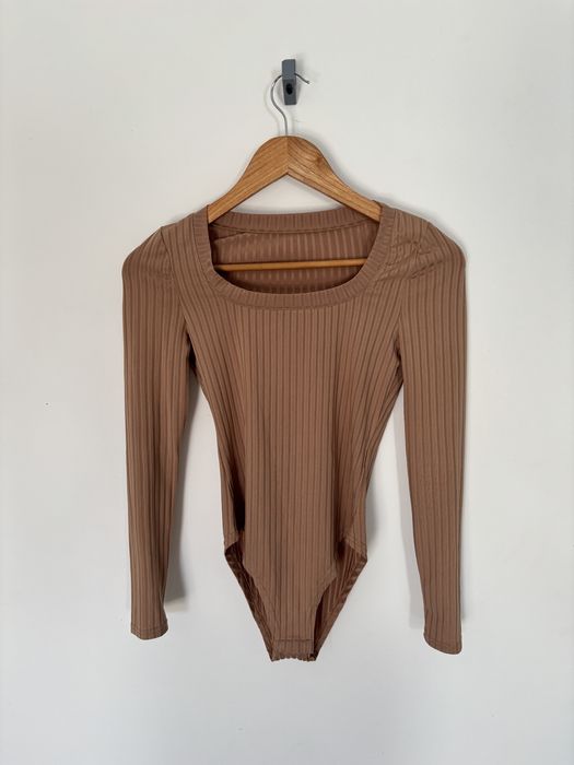 Body prążkowane beżowe jesień dekolt karo petite