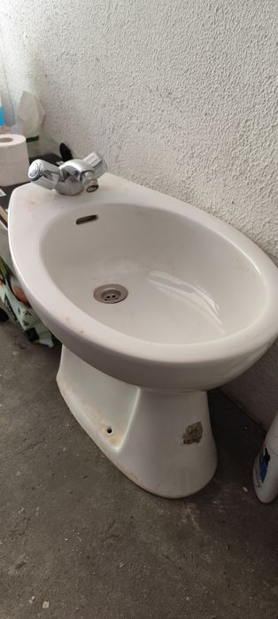 Bidé e lavatório com torneira incluida