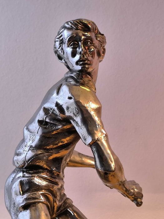 Escultura em metal prateado de jogador de ténis, com base em madeira