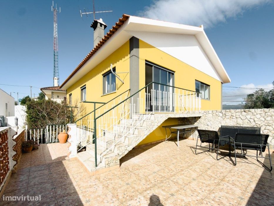 Moradia T4 em Alcabideche com Terraço e Garagem