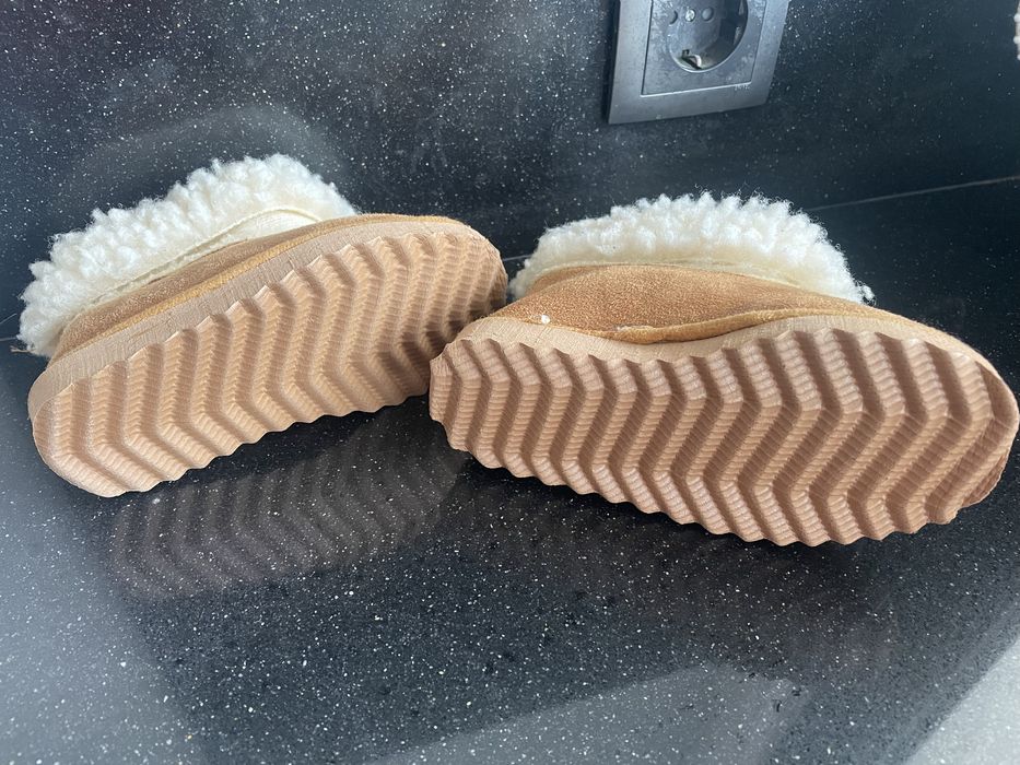 Pantufas de crianca em pele, quase novas