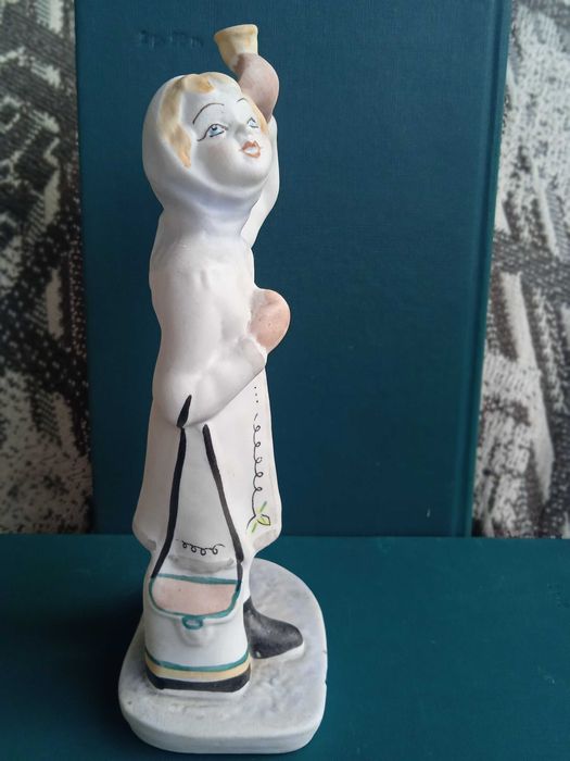 Статуэтка фарфоровая- бесквит .Девочка с рогом.