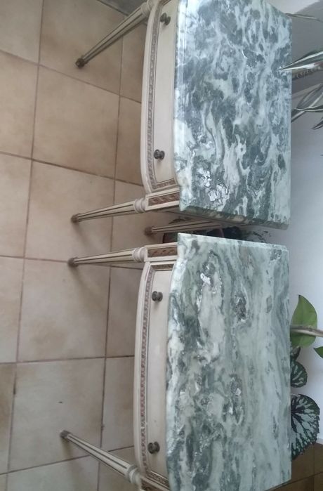 Mesa de cabeceira antiga com tampo em pedra