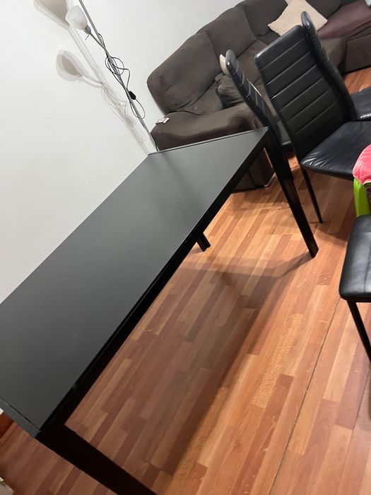 Mesa preta , 4 cadeiras
