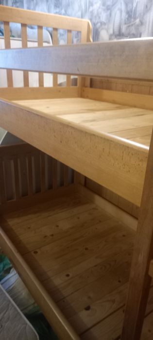 Двоярусне букове добротне ліжко з матрацами