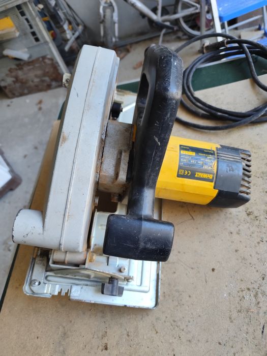 Circular DEWALT DW383