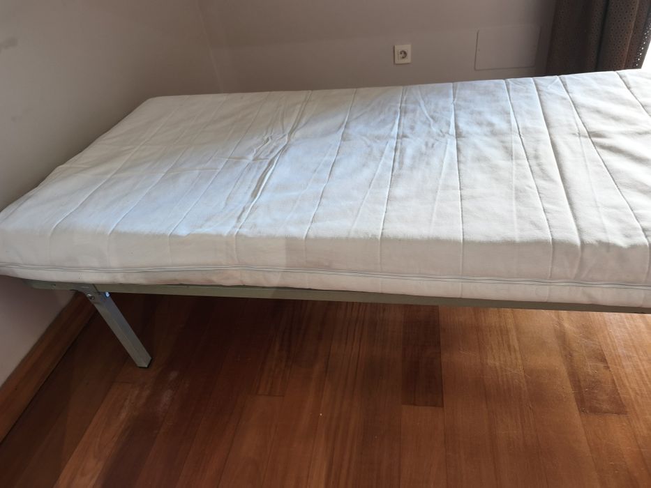 Estrado com pés. Oferta do colchão