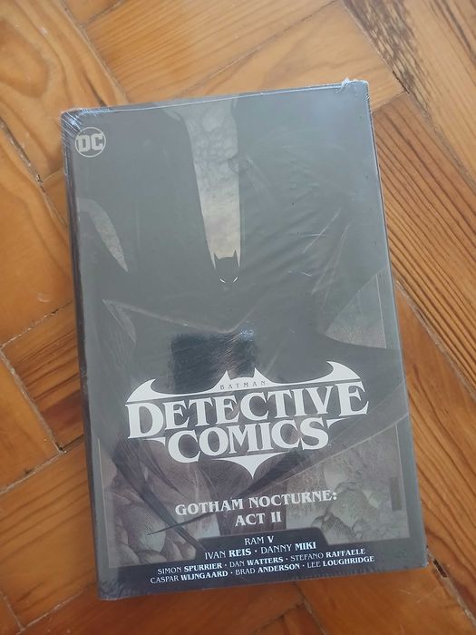 Vários trades de comic books americanos.