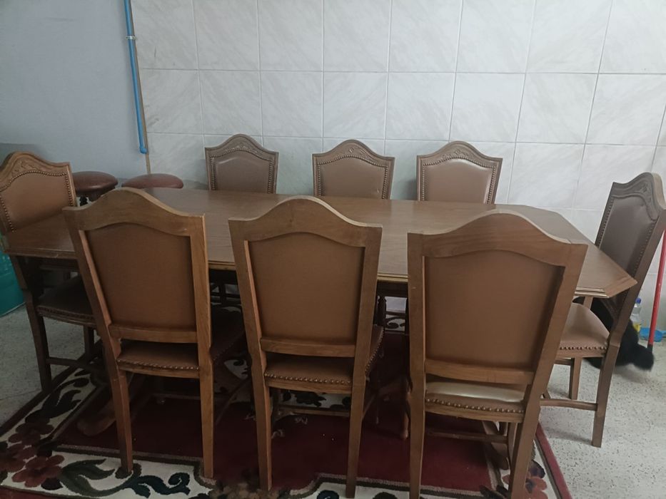 Mesa em Madeira,8 cadeiras e 2 bancos