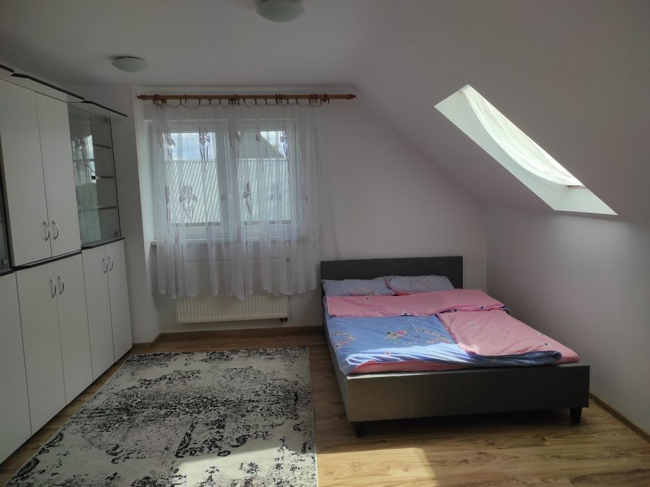 Dom nad jeziorem z jacuzzi ogrodowym .