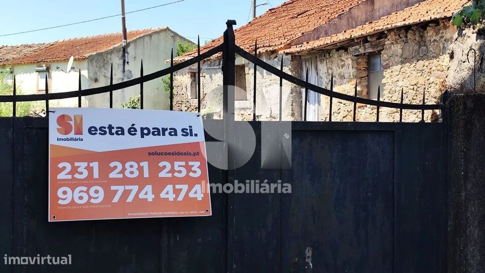 Ruína tradicional em pedra com potencial para reconstrução