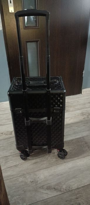 Walizka na kółkach na kosmetyki