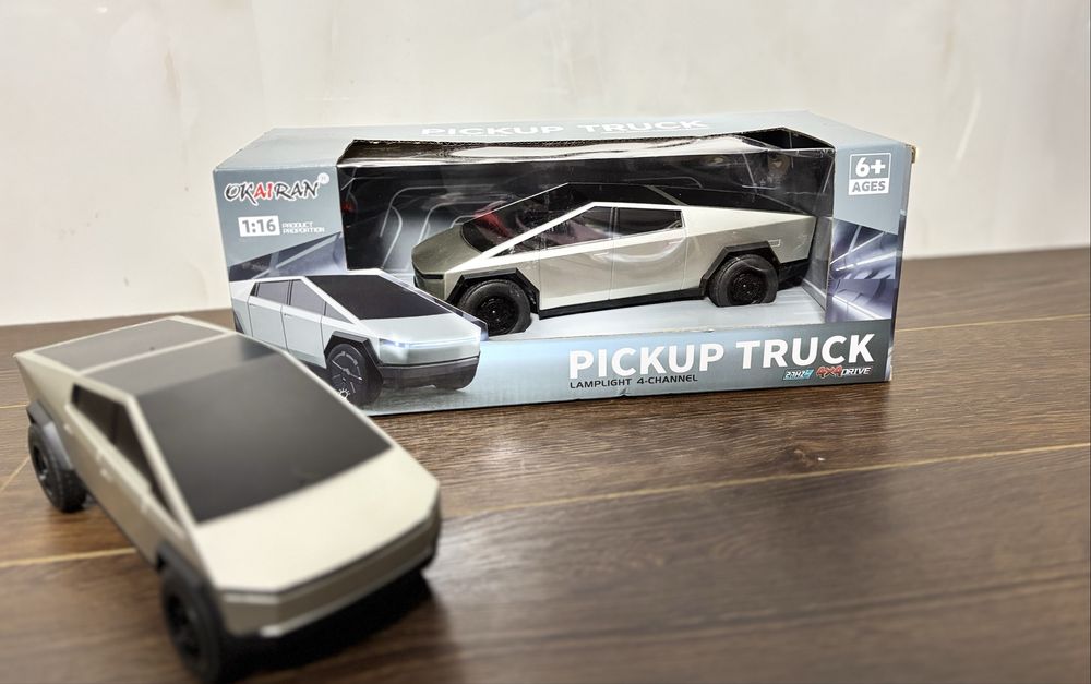 Машинка на пульті керуванні.Tesla Cybertruck