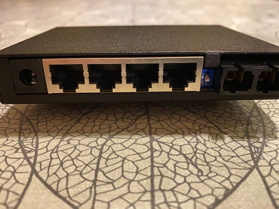 Switch compacto Microsens de 4 portas 10/100 e link por fibra optica64552399649922121